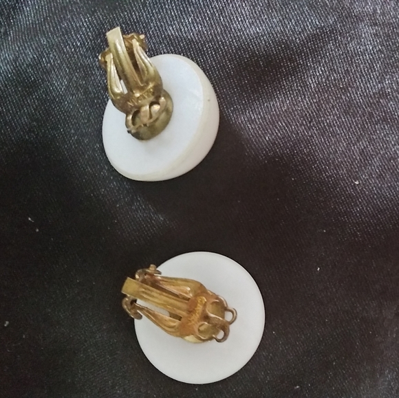 Vintage large white circle gold clipon earrings - Picture 4 of 6